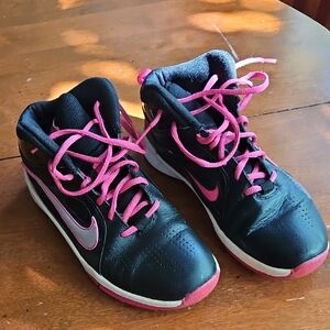 Nike Youth 7 Black and Pink Sneakers EUC